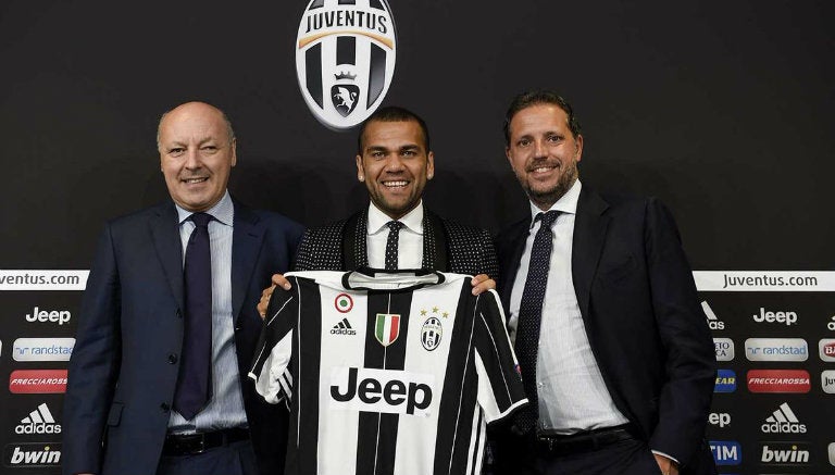 Dani Alves es presentado con la Juventus