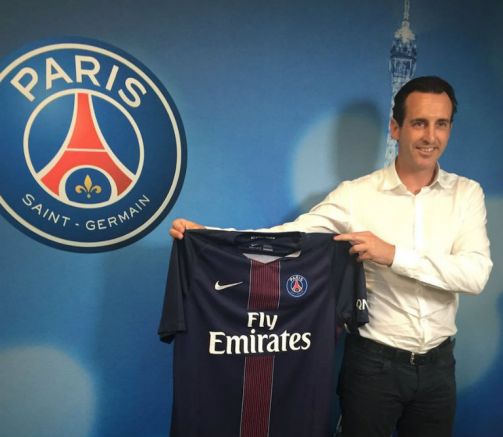 Unai Emery posa con playera del PSG