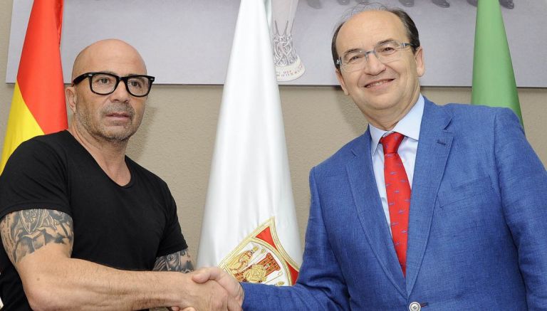 Sampaoli y el presidente del Sevilla, luego de la firma