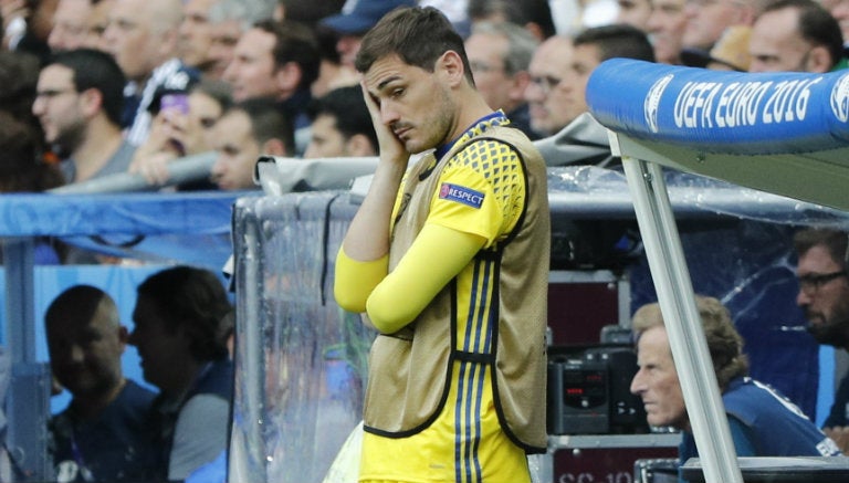 Iker Casillas se lamenta en la banca de España durante juego contra Italia