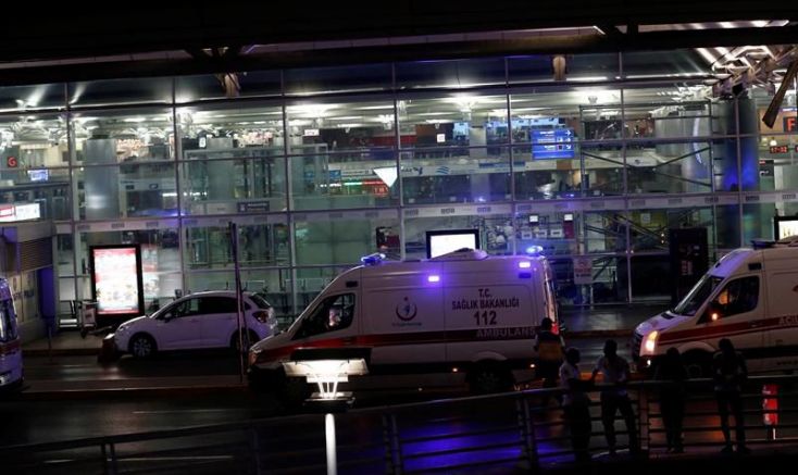 Ambulancias afuera del aeropuerto de Estambul