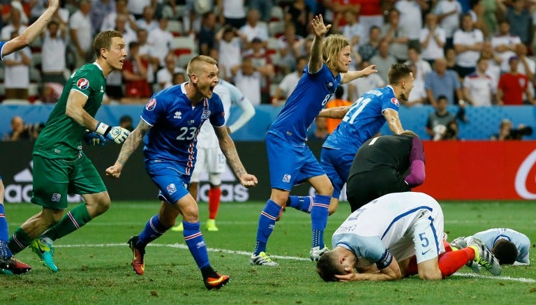 Los jugadores de Islandia celebran tras el silbatazo final contra Inglaterra