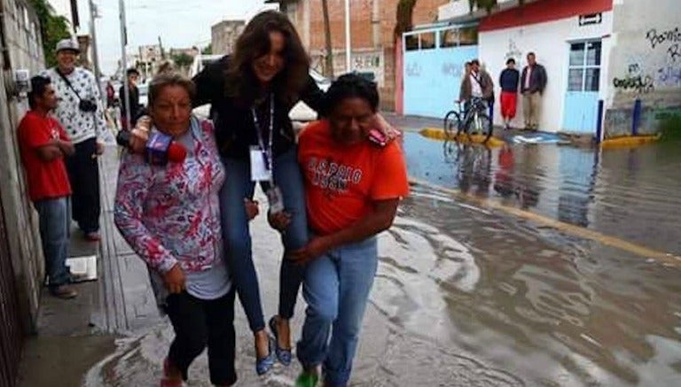 La reportera Lydia Cummings fue cargada en una inundación