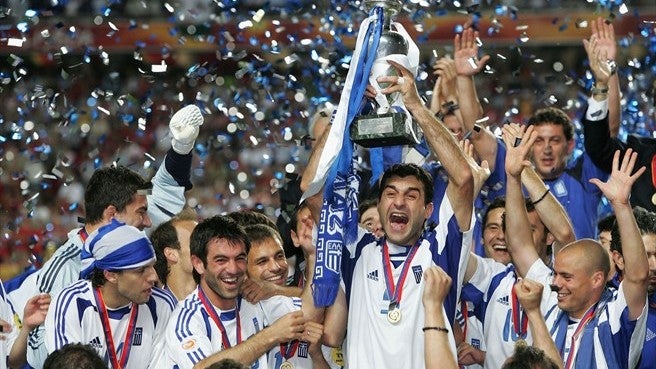 Theodoros Zagorakis capitán de Grecia levanta el trofeo de la Euro 2004