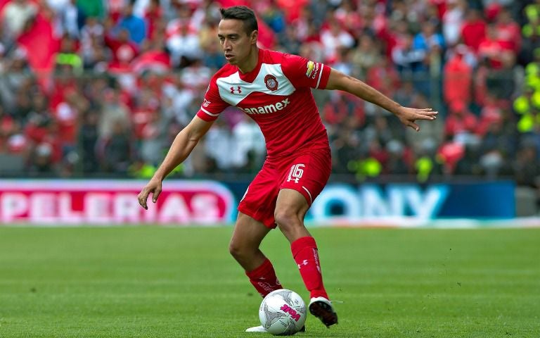 Gerardo Rodriguez conduce el balón en un partido con Toluca