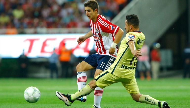 Brizuela toca el balón ante la marca de Mares en uno de los últimas ediciones del Clásico Nacional