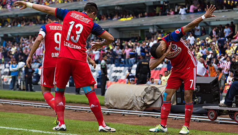 Orbelin Pineda celebra un gol con Chivas