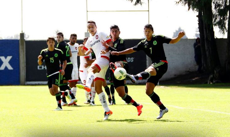 Jugadores del Tri y Toluca pelean el balón