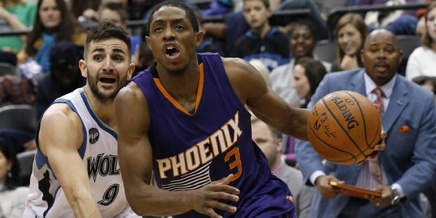 Warren intenta anotar en un partido de los Suns