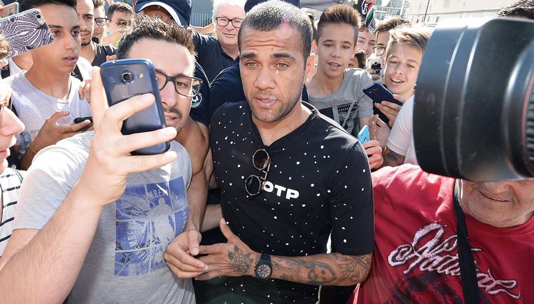 Dani Alves es recibido por aficionados de la Juventus