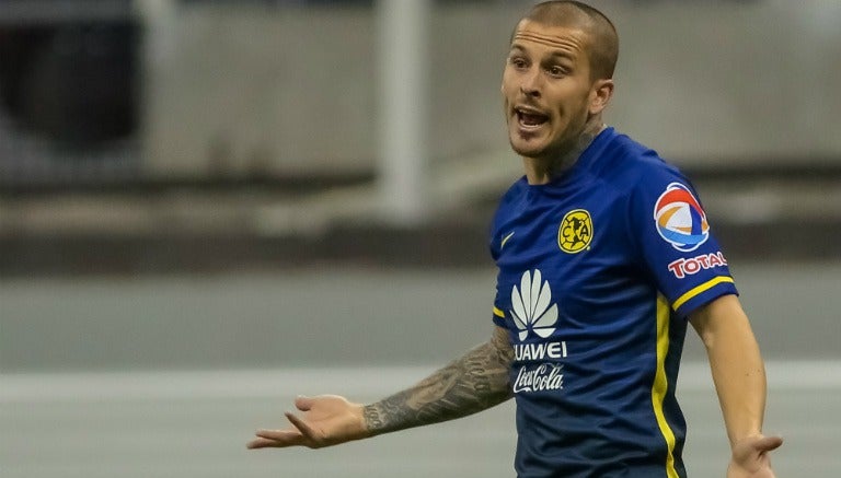 Benedetto reclama en partido con América