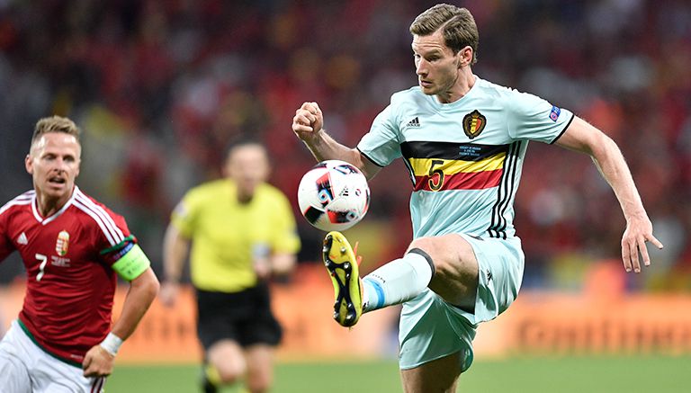 Jan Vertonghen controla el balón en el partido con Bélgica