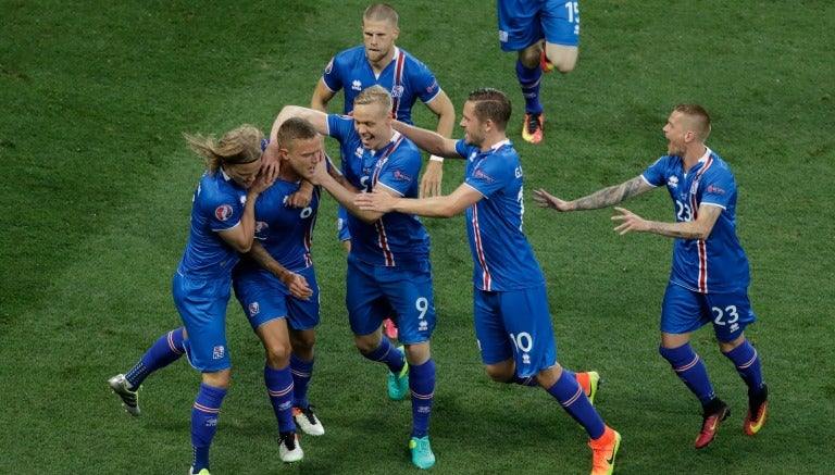 Jugadores de Islandia festejan un gol en la Euro