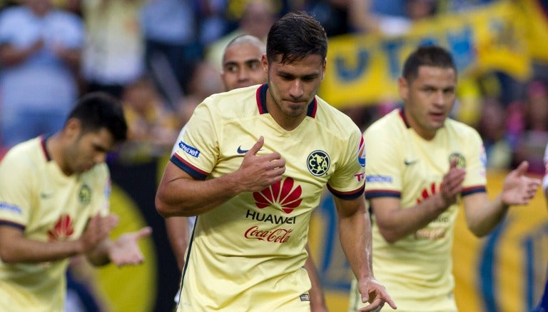 Valdez festeja su primer gol con América