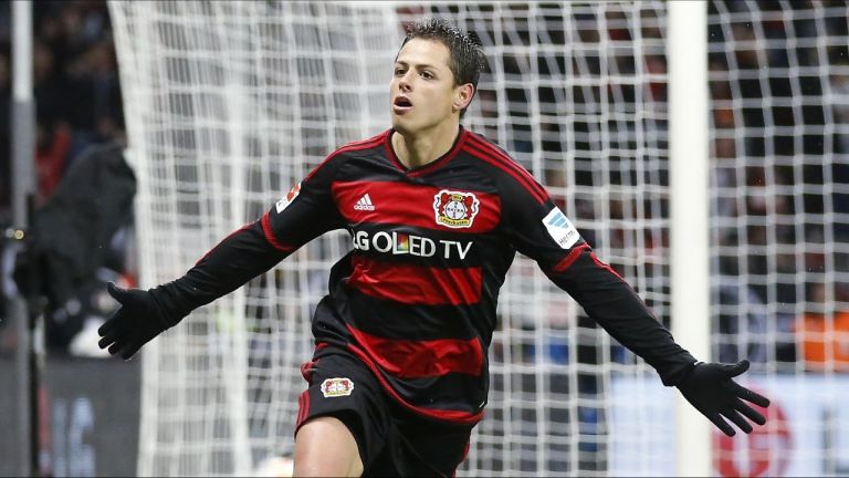 Chicharito celebra un gol con el Bayer Leverkusen