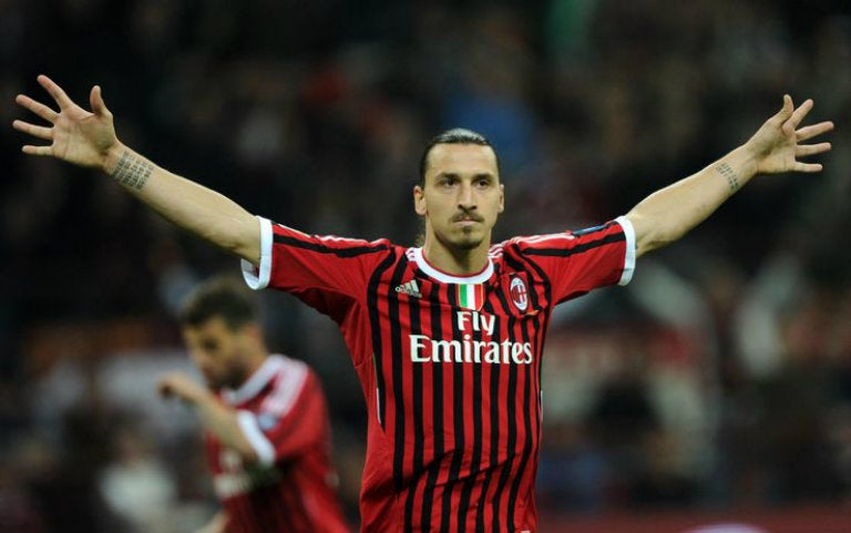 Ibra celebra tras anotar con el Milan