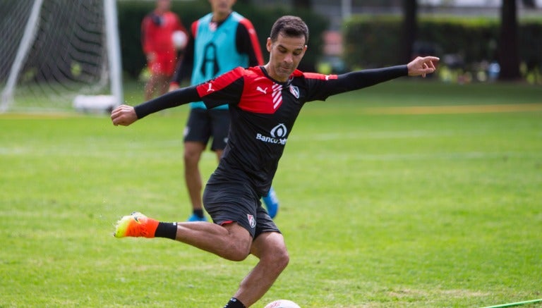 Rafa Márquez manda un tiro a portería en entrenamiento