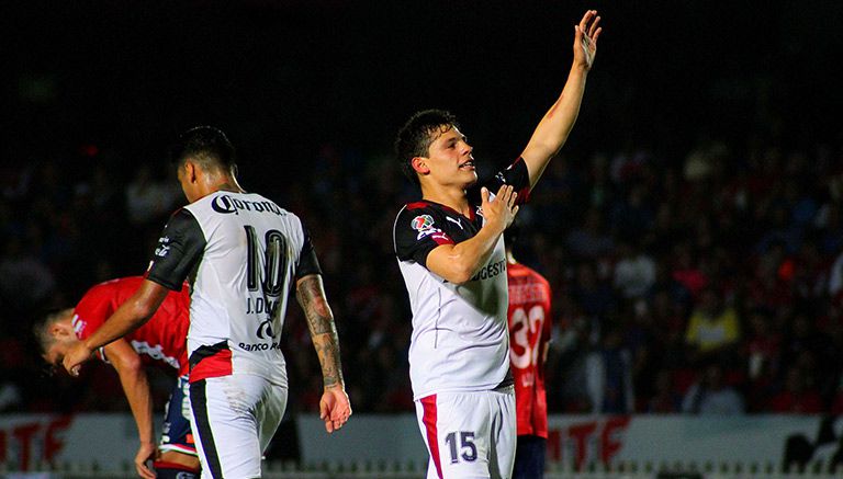 Ponchito González saluda a la afición atlista en el festejo de un gol