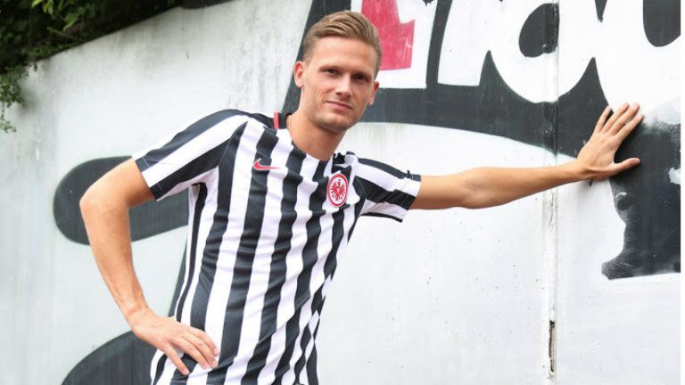 Pascal Behrenbruch luce la nueva camiseta del Eintracht Frankfurt