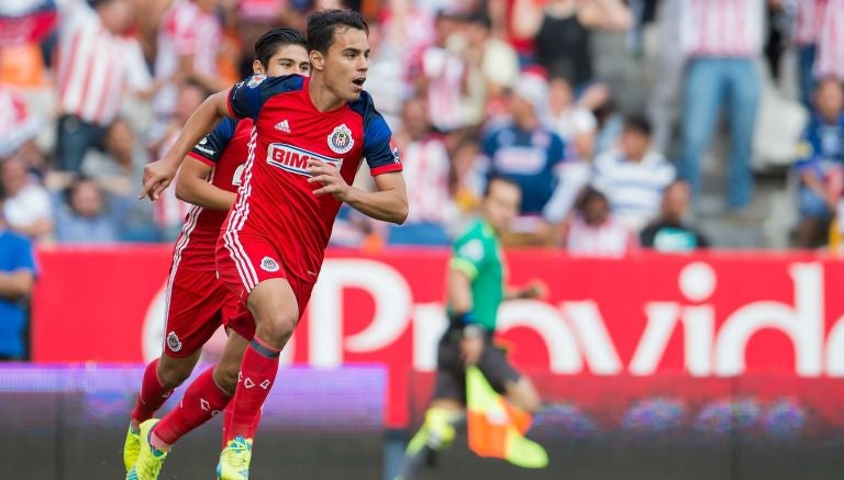 Omar Bravo festeja un gol con Chivas