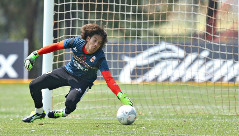 Cirilo Saucedo durante un entrenamiento con Monarcas