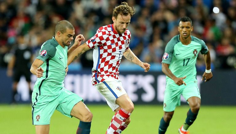 Ivan Rakitic, Pepe y Nani, durante el partido Croacia contra Portugal de la Euro