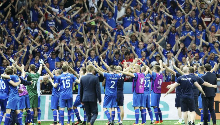 Jugadores y aficionados de Islandia ejecutan festejo vikingo