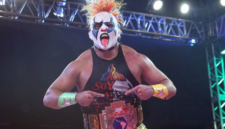 Psycho Clown presume el cinturón del Campeonato Latinoamericano