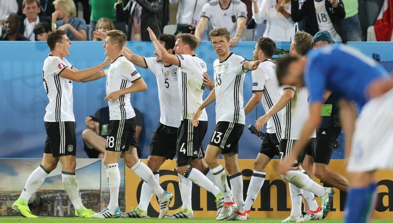 Jugadores alemanes festejan un gol contra Italia