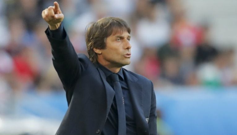 Antonio Conte da indicaciones en partido Italia