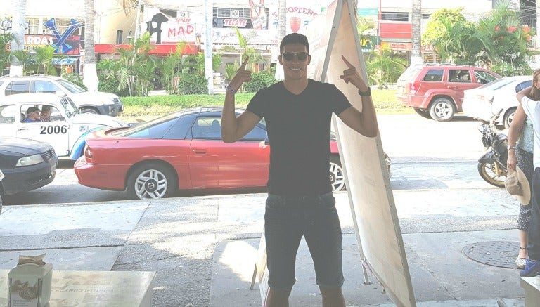 Raúl Jiménez, posando en la entrada del restaurante del Piojo