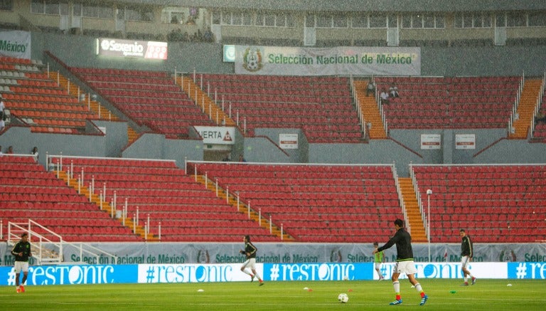 Jugadores del Tri Sub 23 calentando bajo la lluvia en el Victoria