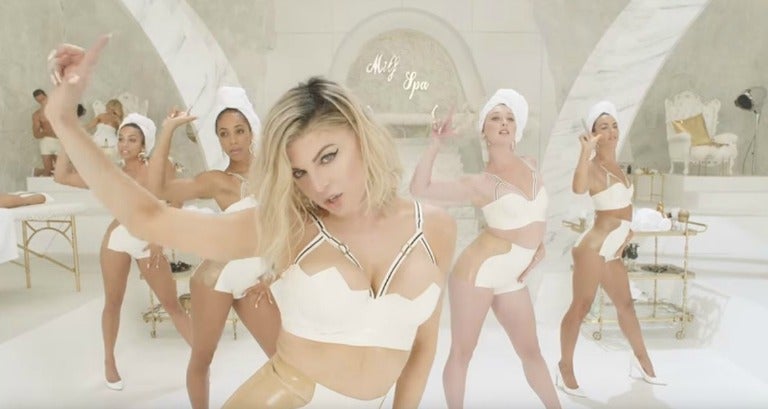 Fergie baila en su sencillo M.L.F. $.