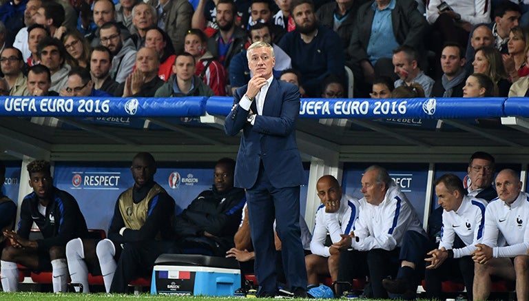 Deschamps observa desde el banquillo el partido entre Francia y Suiza de la Fase de Grupos