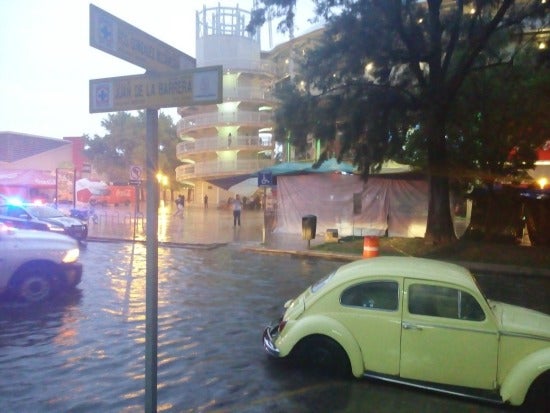 Inmediaciones del Estadio Victoria, con inundación 