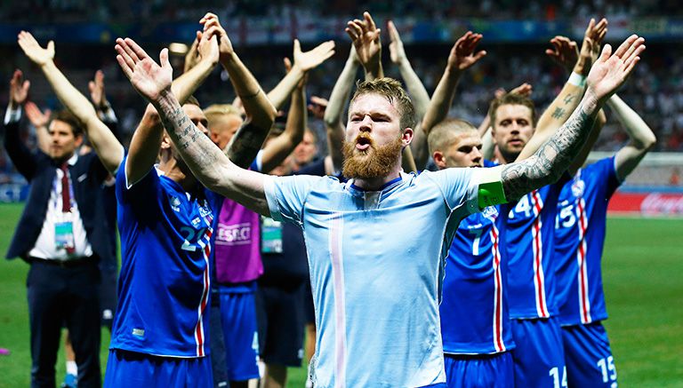 Gunnarsson, dirigiendo a su escuadra en el festejo vikingo tras vencer a Inglaterra