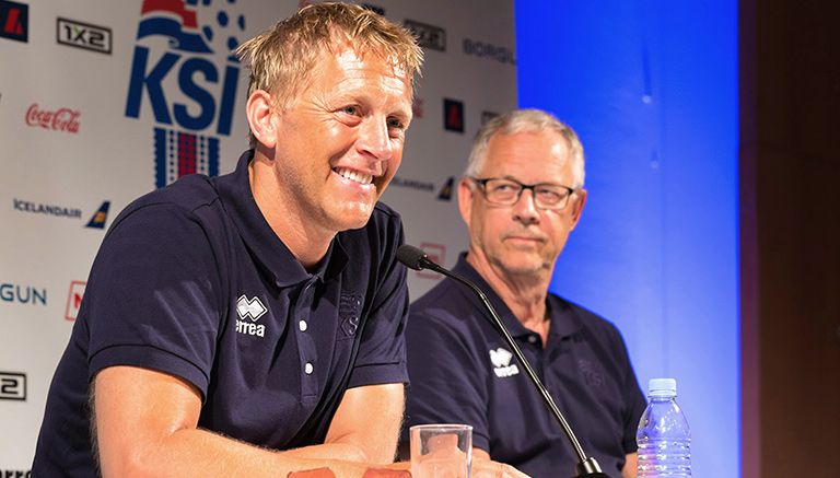 Los entrenadores de Islandia,  Lars Lagerbäck y Heimir Hallgrímsson, en conferencia