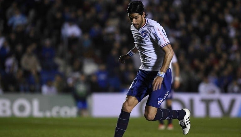 Sebastián Abreu conduce el balón