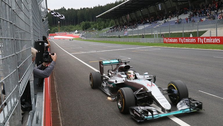 Hamilton al cruzar la meta con su Mercedes