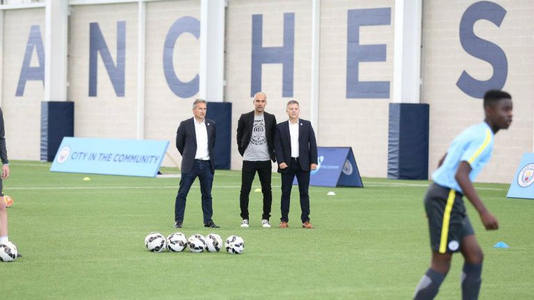 Guardiola, durante el tour por las instalaciones del Manchester City