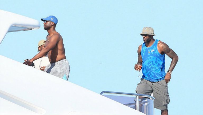 LeBron James y Dwayne Wade en un yate en España