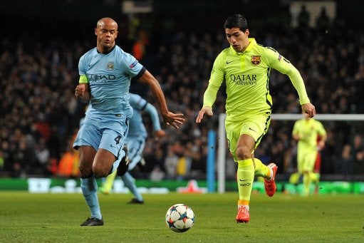 Luis Suárez y Vincent Kompany, durante un partido entre el Man City y el Barcelona