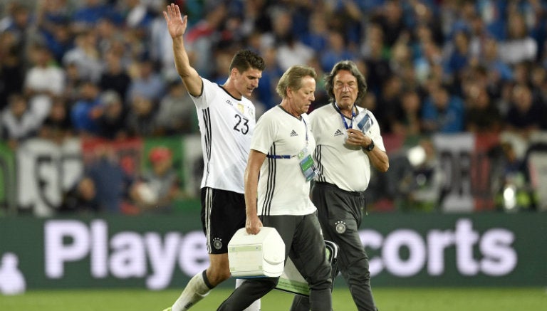 Mario Gómez sale del campo durante el partido contra Italia