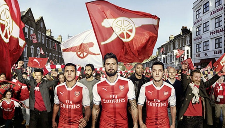 Jugadores de Arsenal lucen el nuevo jersey de los Gunners