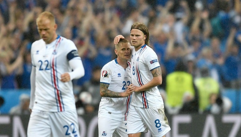 Los jugadores de Islandia celebran el segundo gol contra Francia