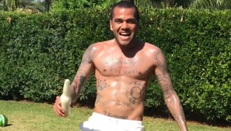 Dani Alves festeja tras abrir la botella de cerveza