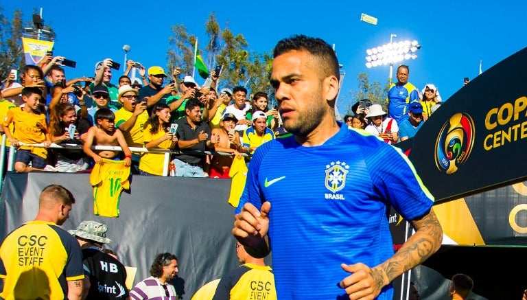 Dani Alves salta a la cancha en partido de Brasil