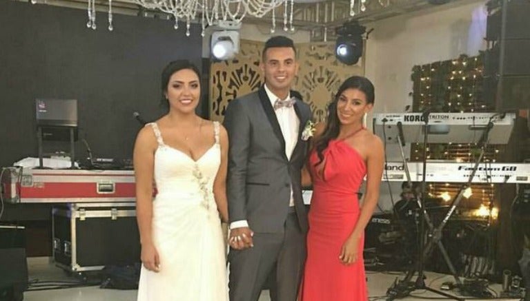 Cardona junto a su esposa y una invitada de su boda