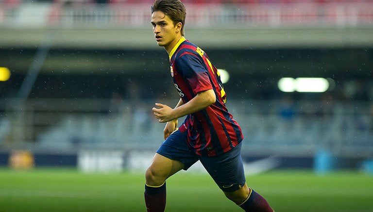 Denis Suárez conduce el balón con Barcelona