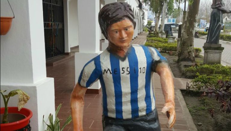 La peculiar estatua de Lionel Messi elaborada y exhibida en la ciudad argentina de Famaillá (Tucumán)